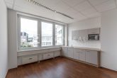 moderne, effiziente Büroflächen mit Ausblick - Teeküchenbeispiel
